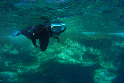 Snorkling i en vulkanisk vik