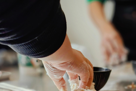 Preparare fagottini di zuppa vegani a Shikumen (Shanghai Style Lane)