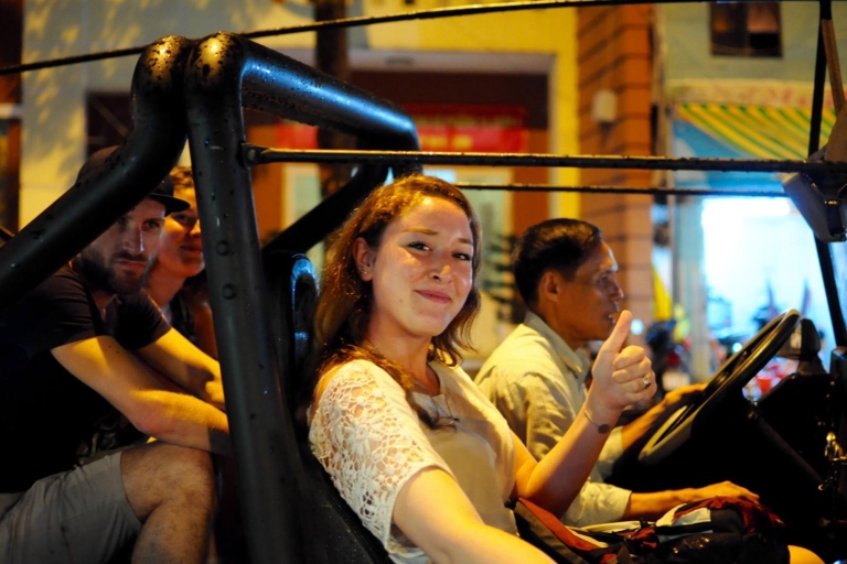 Excursión privada en jeep por Saigón de noche y cena en crucero con músicaHo Chi Minh: crucero nocturno con cena y música