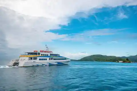 Ferry Transfer between La Ceiba and Roatán Island