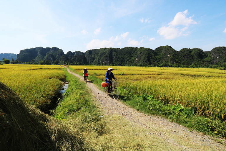 Hoa Lu och Tam Coc med cykeltur och familjebesökTur i liten grupp