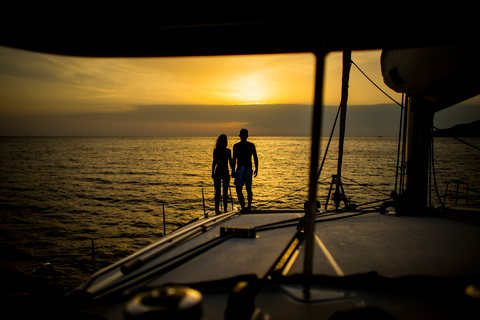 Santorin: Private Katamaranfahrt mit Barbecue & GetränkenPrivate Tour bei Sonnenuntergang