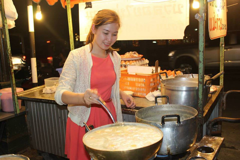 Chiang Mai: Excursão noturna ao mercado local de comida de ruaChiang Mai: excursão noturna ao mercado local de comida de rua