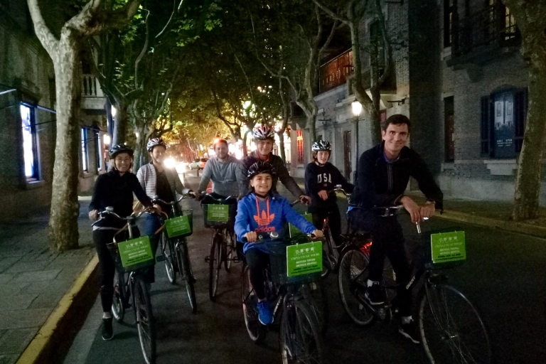 Tour nocturno en bici en grupo reducido por ShangháiTour nocturno en bici en grupo reducido por Shangái