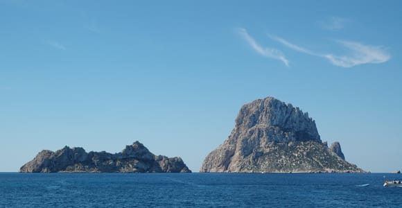 Ibiza: Es Vedrá Glass-Bottom Catamaran Cruise with Snacks