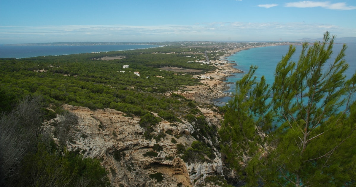 Paisagem do interior e costa de Formentera vista de um miradouro