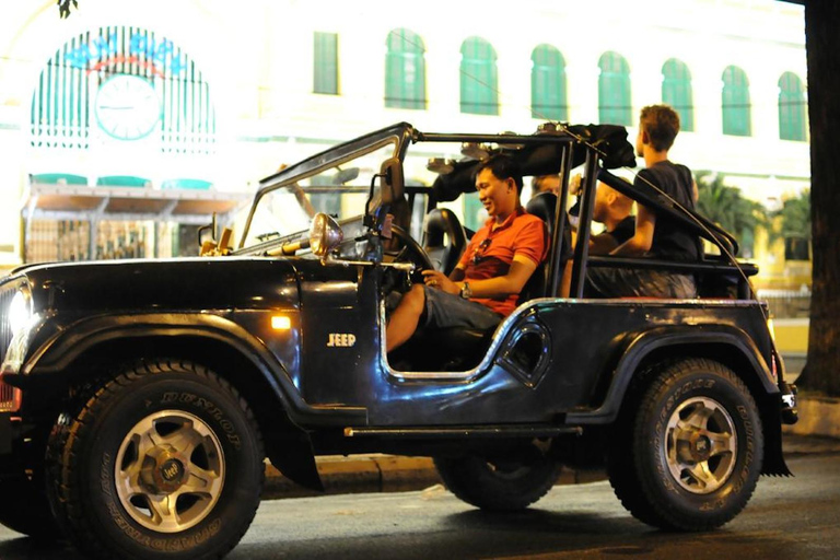 Saigon de nuit : visite privée de la ville en jeep et boisson au Skybar