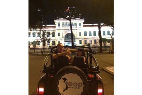 Saigon de nuit : visite privée de la ville en jeep et boisson au Skybar