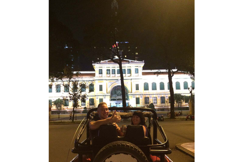 Saigon de nuit : visite privée de la ville en jeep et boisson au Skybar