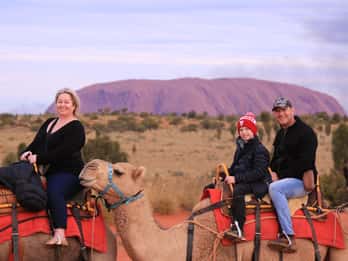 Uluru: Kamelsafari im Abendrot mit Imbiss im Outback-Stil Uluru: Kamelsafari im Abendrot mit Imbiss im Outback-Stil