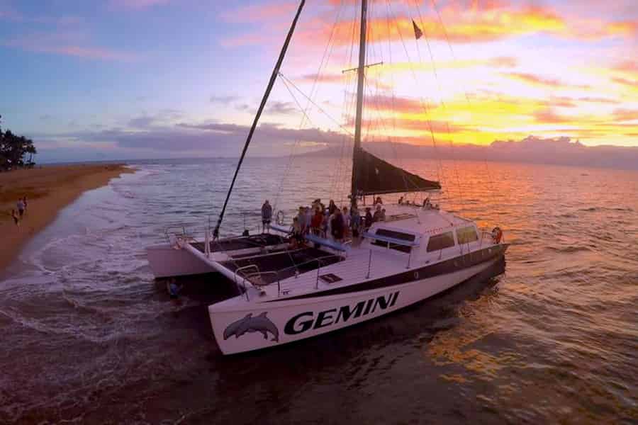 Maui: 2-Stunden-Sonnenuntergangs-Dinner-Segeltörn mit offener Bar und Vorspeisen. Foto: GetYourGuide
