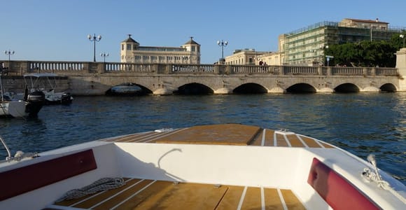 Syracuse: Ortigia & Sea Caves Boat Tour with Local Skipper