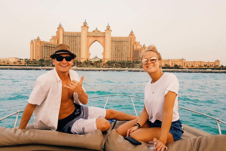 Dubai: Bootstour, Schwimmen, Sonnenbaden und SightseeingKurze 1-stündige Bootstour durch die Dubai Marina