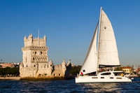 Lisbon, Sunset Catamaran Cruise, Bebida y Música - Hizvo