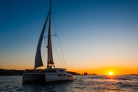 Lisbon, Sunset Catamaran Cruise, Bebida y Música - Hizvo