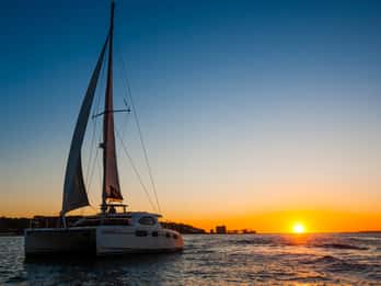 Lissabon: Catamaran cruise bij zonsondergang, muziek en open bar