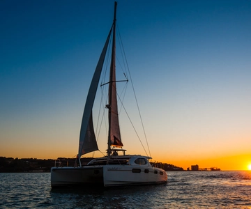 Lisboa: Crucero en Catamarán al Atardecer, Música y Barra Libre