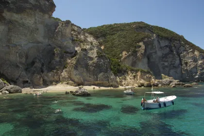 Die Insel Ponza: Tagestour ab Anzio mit 5-stündigem Bootsausflug