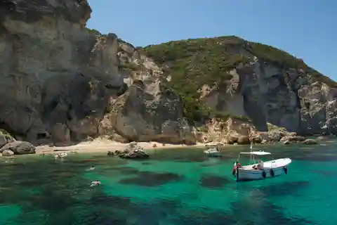 L'île de Ponza : Excursion d'une journée à partir d'Anzio avec 5 heures de bateau
