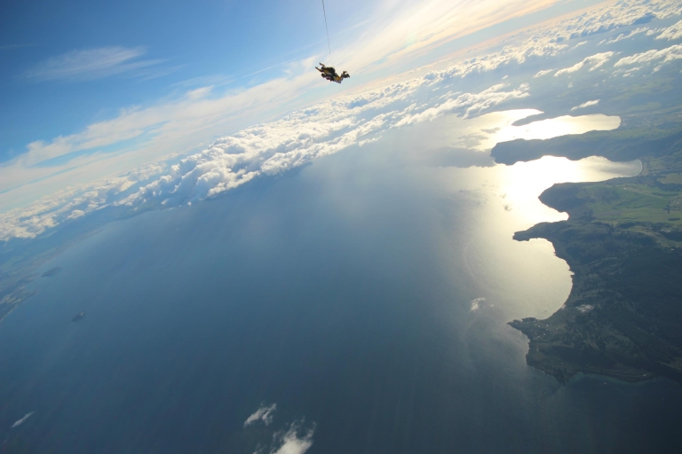 Tandemowe skoki spadochronowe w TaupoTaupo: skok spadochronowy w tandemie na 12 000 stóp