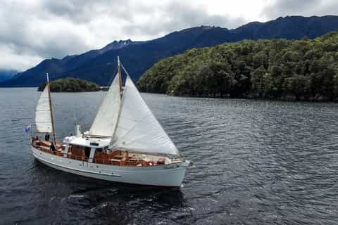 Lake Te Anau: 3-Hour Boat Cruise with Guided Walk