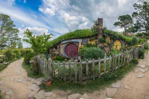 From Auckland: Hobbiton & Waitomo Caves Day Trip with Lunch