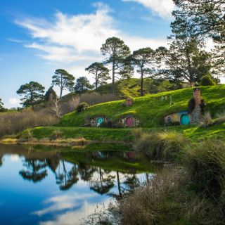 From Auckland: Hobbiton & Waitomo Caves Day Trip with Lunch
