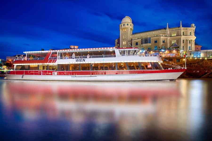 Wien: Schiffstour mit 3-Gänge-Menü am Abend