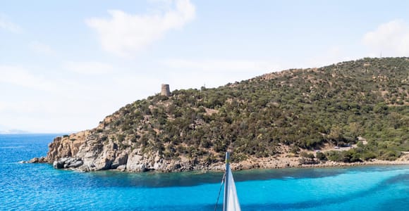 Cagliari: Mari Pintau Sailing Trip with Lunch & Snorkeling