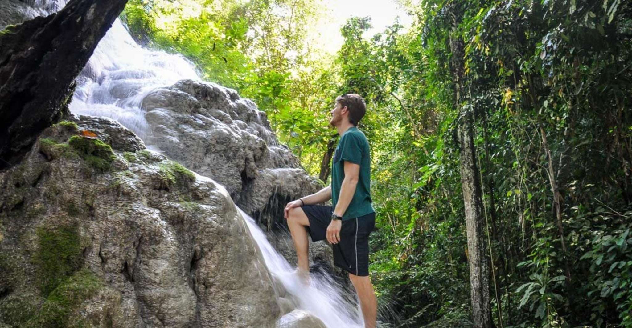 Chiang Mai, Chiang Dao Cave, cascata appiccicosa con longneck - Housity