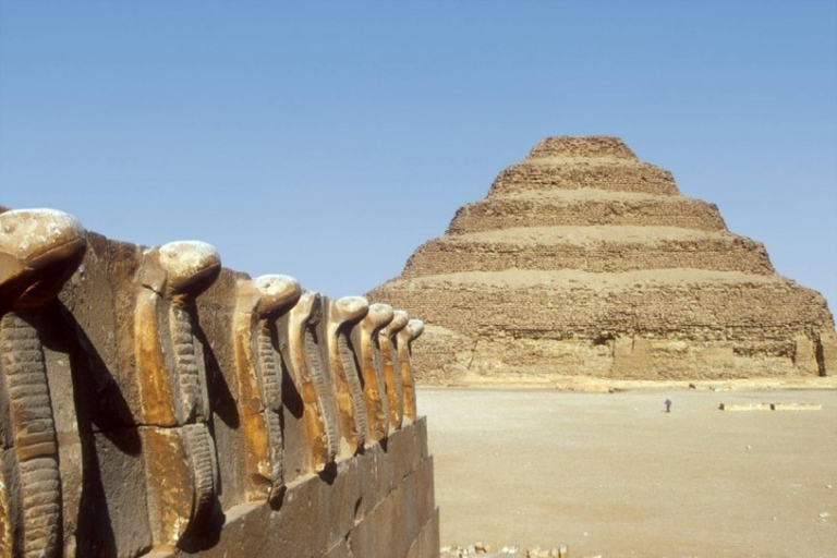 Il Cairo: Escursione di un giorno a Djoser, alla Piramide Piegata e a MemphisOpzione condivisa con transfer, guida e biglietti inclusi