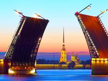 St. Petersburg: Abendliche Newa-Bootsfahrt mit Klappbrücken St. Petersburg: Abendliche Newa-Bootsfahrt mit Klappbrücken