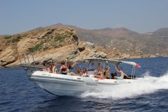 Die Insel Ios: Schnellbootfahrt vom Mylopotas Strand