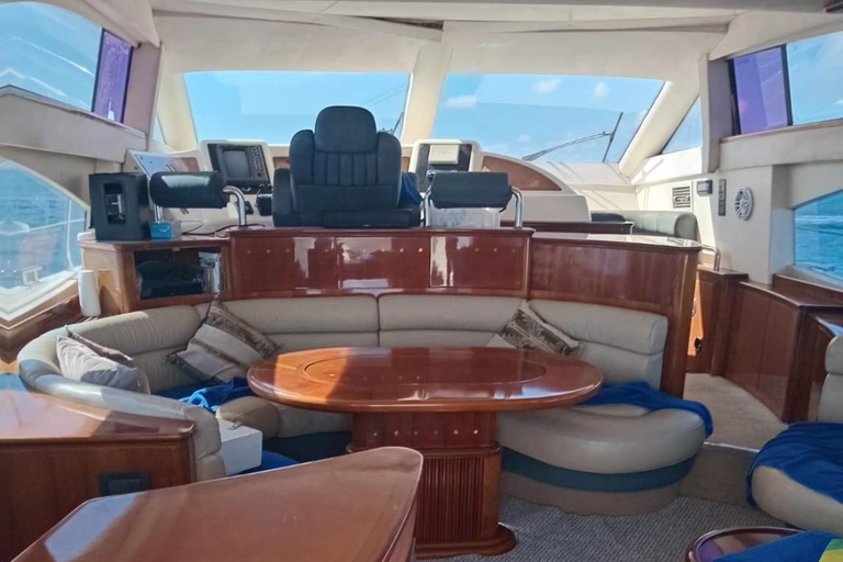 Negril: Private VIP Yacht Charter with Open Bar and Snacks