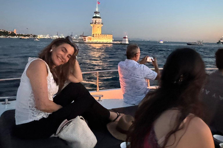 Istanbul: Bosphorus Sunset Cruise with Snacks and Wine Istanbul: Bosphorus Sunset Cruise without Wine