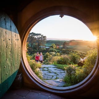 Rotorua: Hobbiton and Waitomo Caves Full-Day Trip