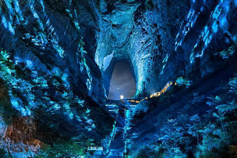 تشانغجياجيه: جولة ليلية في جبل تيانمن مع عرض ضوئيNight Tour to Tianmen Mountain