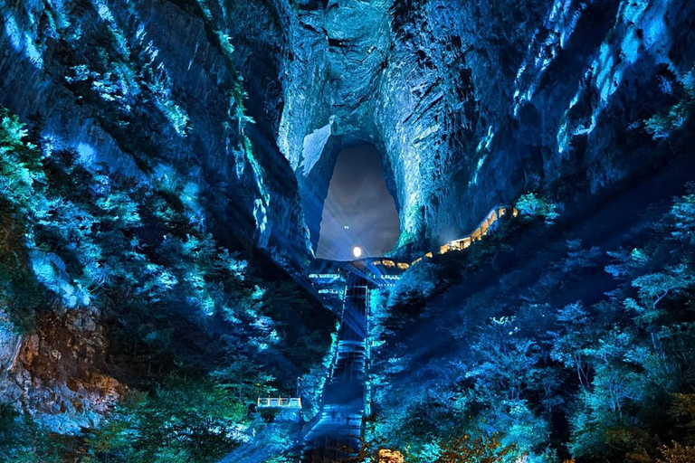 تشانغجياجيه: جولة ليلية في جبل تيانمن مع عرض ضوئيNight Tour to Tianmen Mountain