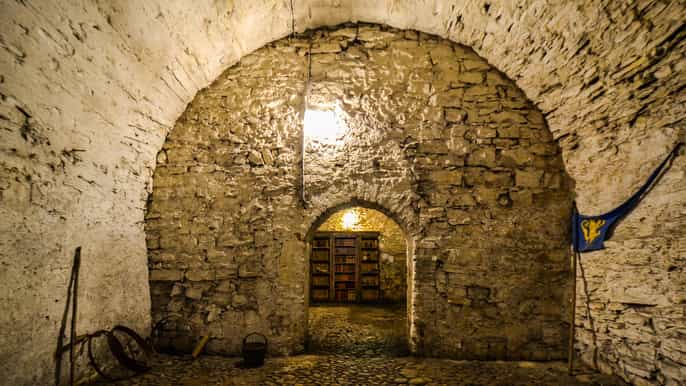Prague: Old Town, Medieval Underground & Dungeon Tour