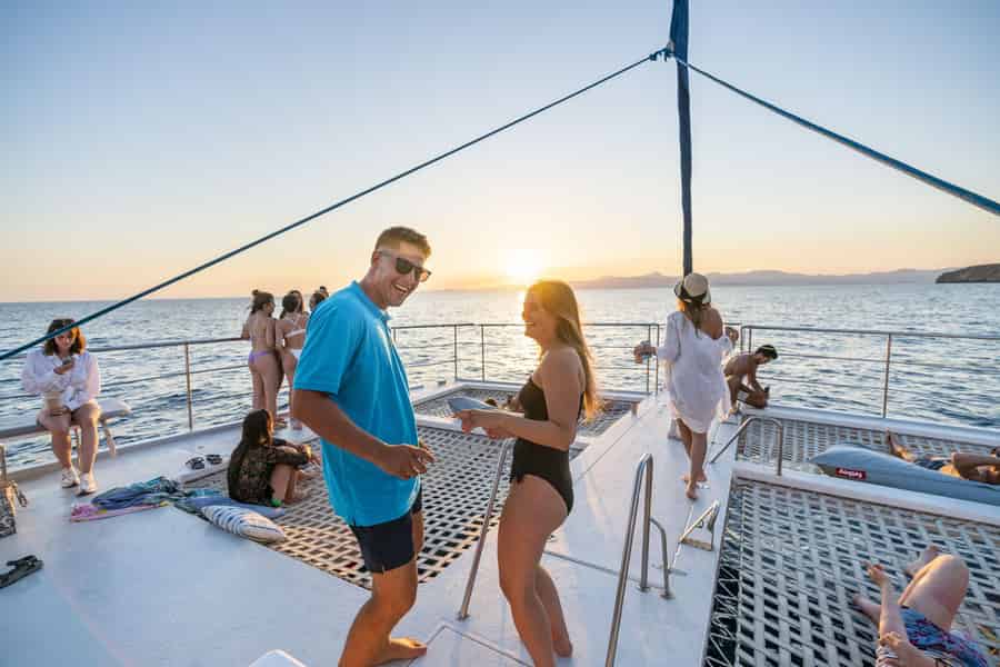 S'Arenal: Katamaran-Kreuzfahrt bei Sonnenuntergang mit BBQ