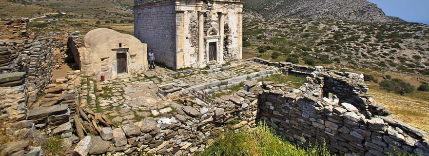 Depuis Ios : Tour en bateau pneumatique vers l'île de Sikinos et visite d'un domaine viticole.