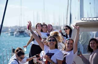 Valencia: Katamaran-Partyboot mit Mittagessen