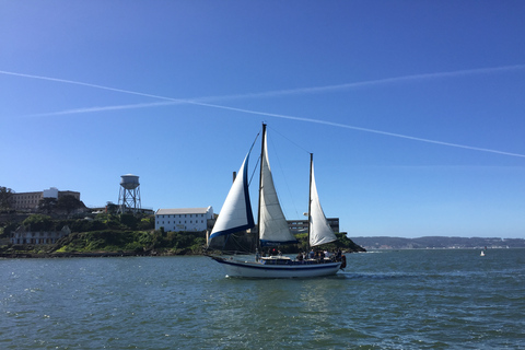 San Francisco: Bay Sailing Tour with Drinks San Francisco: 2-Hour Golden Gate Champagne & Mimosa Tour