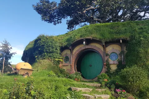From Auckland: Hobbiton & Rotorua Tour with Lunch at Te Puia