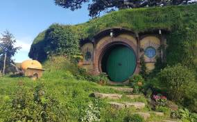 From Auckland: Hobbiton & Rotorua Tour with Lunch at Te Puia