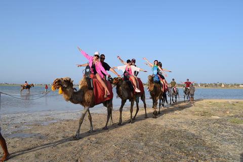 Aventura en la Laguna Azul: Excursión a Caballo y Camello