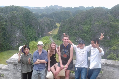 Hanói: Excursión de un día y almuerzo en Hoa Lu, las cuevas de Trang An y la cueva de MuaTour en grupo