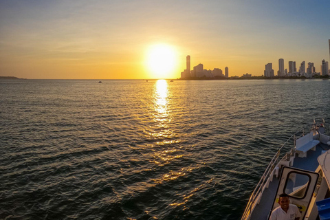 Baía de Cartagena: Passeio de barco ao pôr do sol com dança e bar aberto