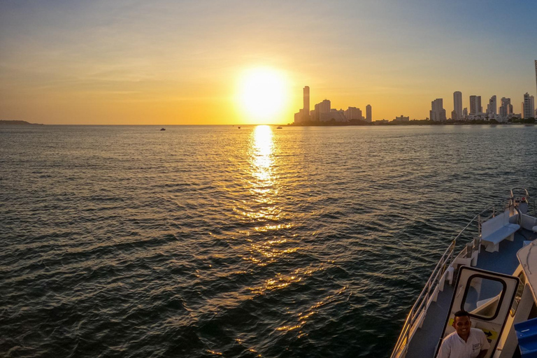 Baía de Cartagena: Passeio de barco ao pôr do sol com dança e bar aberto