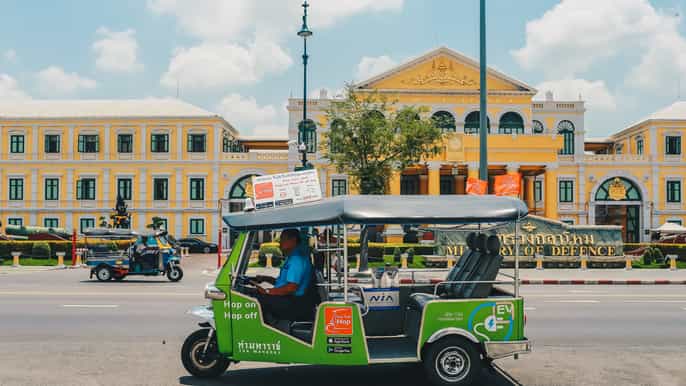río chao phraya tuk tuk y barco turístico